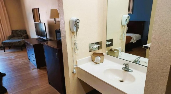 McPherson Inn By OYO, I-135 image 17